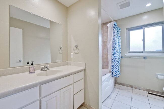 Building Photo - Amazing Midtown Home on a Quiet Cul-de-sac.
