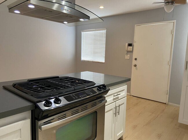 Building Photo - 302 Bicknell Ave