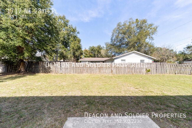 Building Photo - 1717 NE 28th Pl