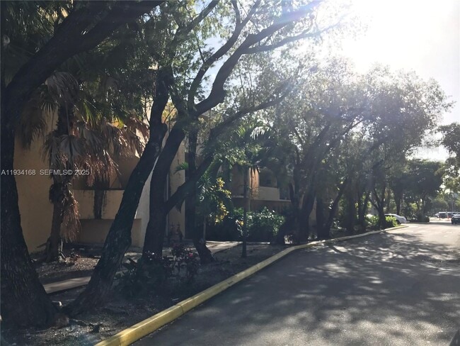 Building Photo - 9355 Fontainebleau Blvd