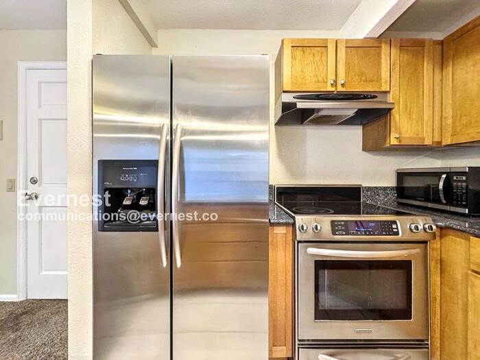 Building Photo - 777 Poplar Ave