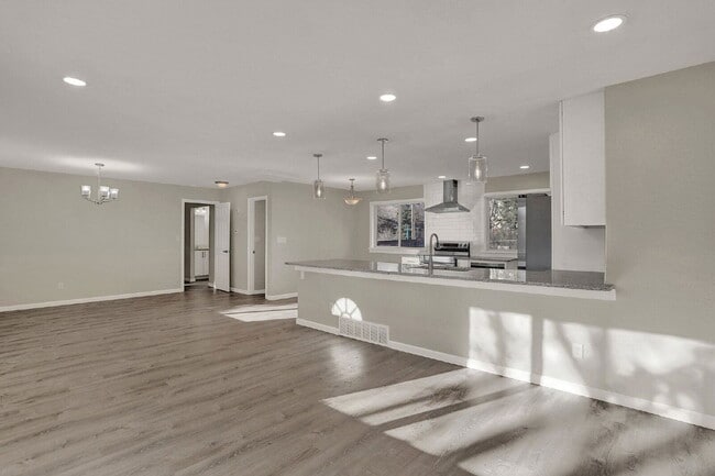 Building Photo - 817 Westmoor Dr