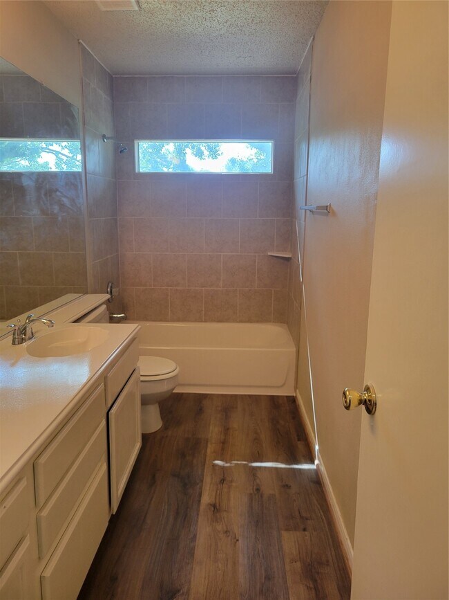 Building Photo - 9315 Southleigh Dr