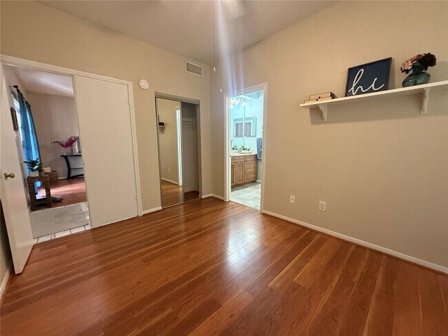 Building Photo - Beautiful 2 bedroom 1 bath condo