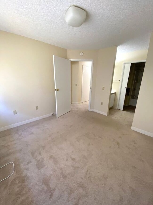 Building Photo - 2 Bedroom/ 2 Bath/ 2 pkg at Crescent Lane