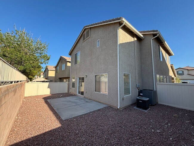 Building Photo - Gorgeous 3bed/1bath w/ 2 Car Garage locate...