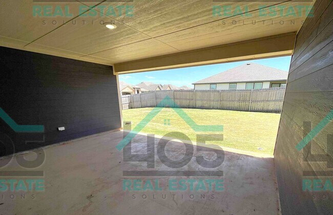 Building Photo - 5 Bedroom Dream Home
