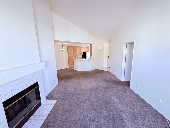 Building Photo - 2-Bed, 2-Bath Condo with Fireplace in San ...