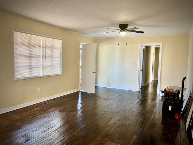 Building Photo - Great 3 bed home ready to move in
