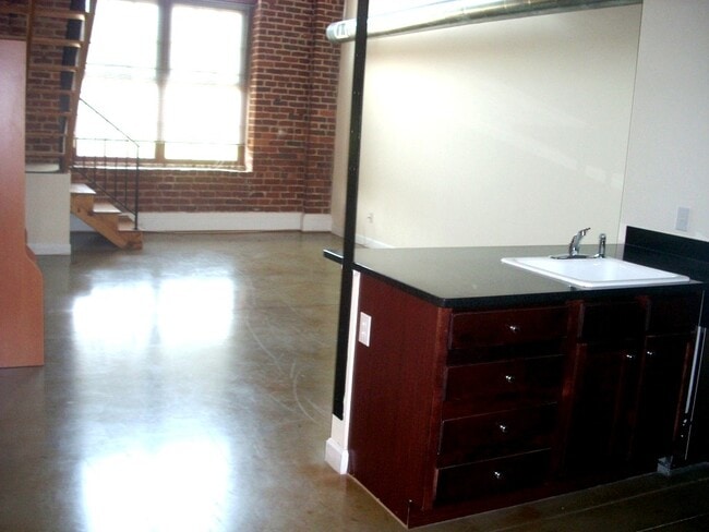 Building Photo - -- AVAILABLE AUGUST 8TH -- 2 BR / 2 BA Spe...