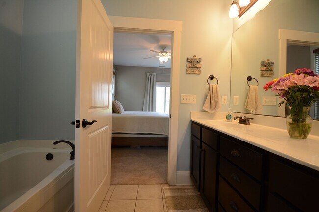 Building Photo - Cozy 3 Bedroom, 2 Bath, Fenced in Backyard in the Neighborhoods of Holly Ridge
