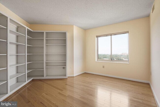 Building Photo - 2121 Jamieson Ave