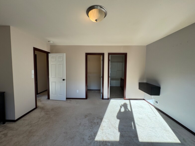 Building Photo - 5624 8th Dr W