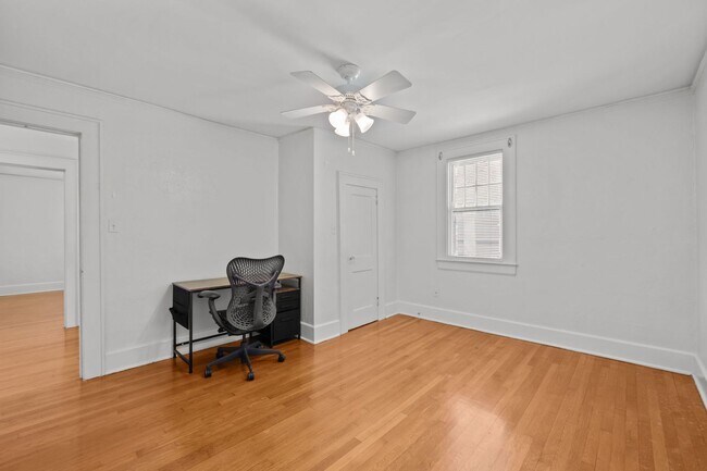 Building Photo - Spacious 5-Bed Home with Front Porch, Deck...