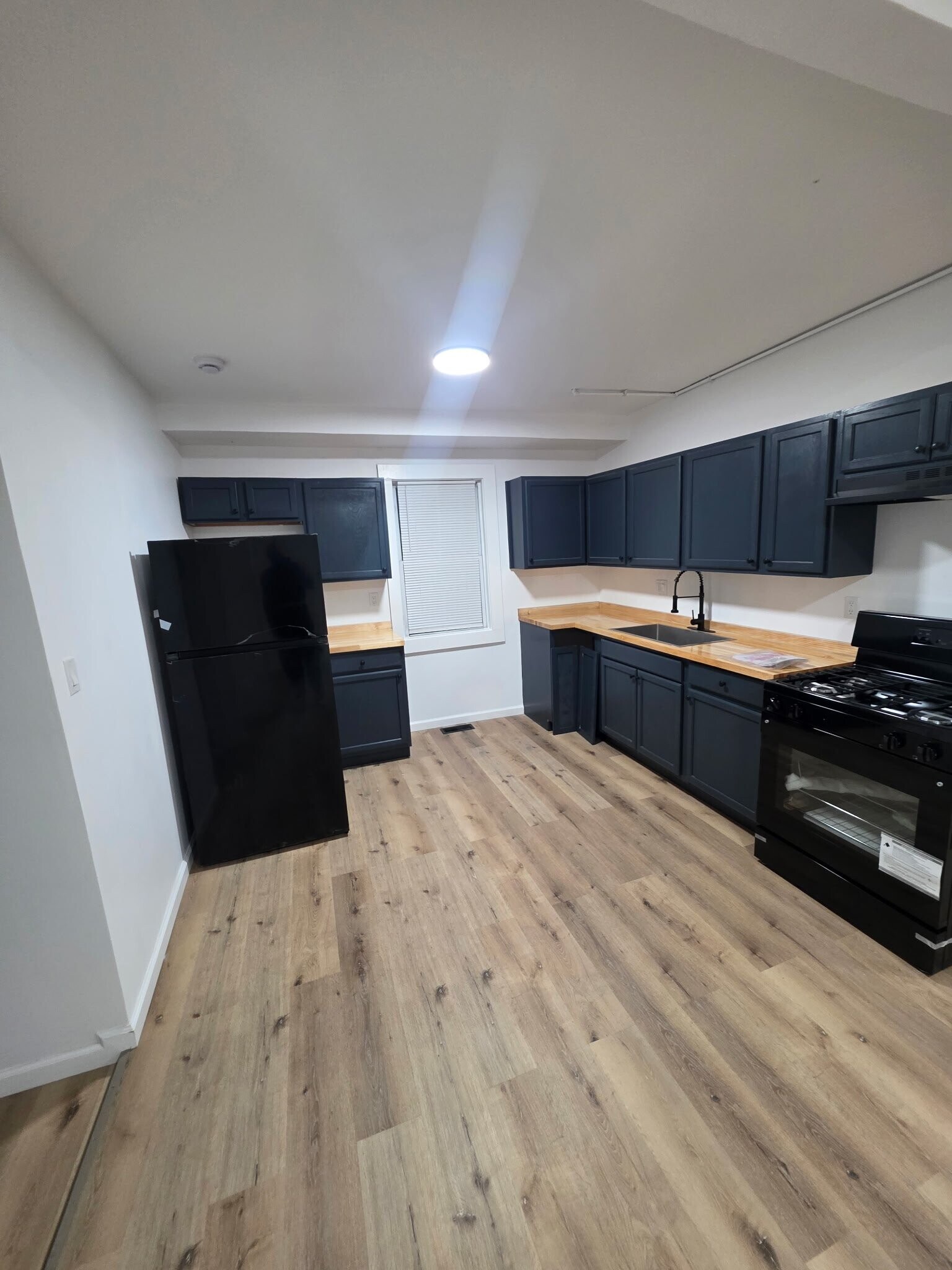 Building Photo - 3061 W 46th St