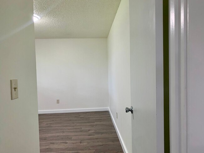 Building Photo - E1504