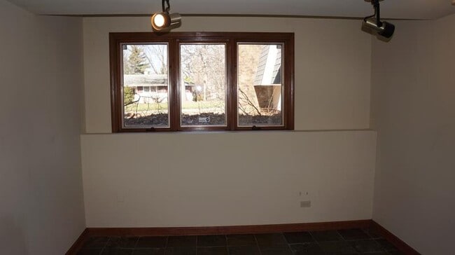 Building Photo - 326 Meadowrue Ln