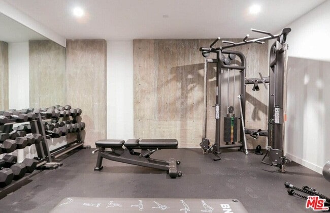 Building Photo - 829 Larrabee St