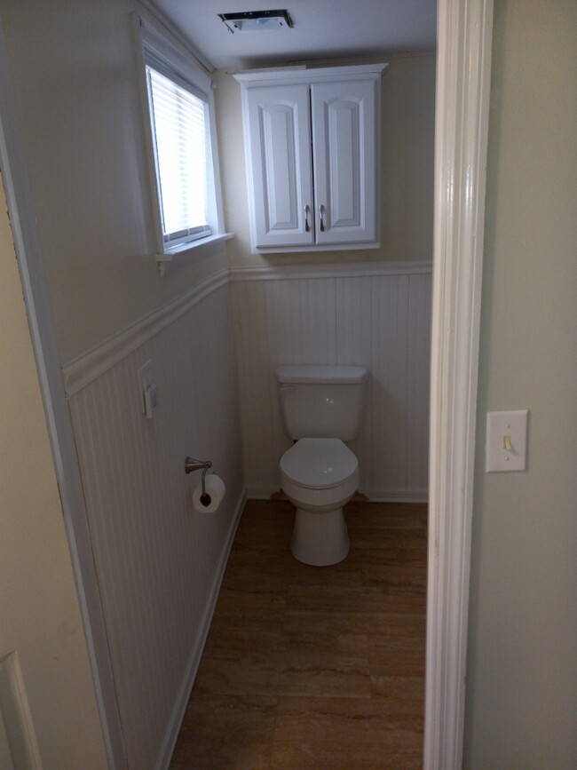 Bathroom 1 - 976 NY-22B