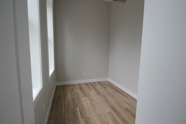 Building Photo - Beautifully remodeled 2 Bed + office apartment in Downtown Panora