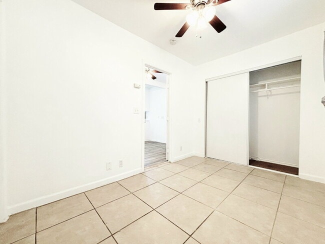 Building Photo - 950 Clela Ave