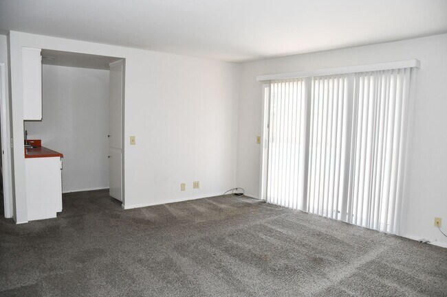 Building Photo - 522 E Collins Ave