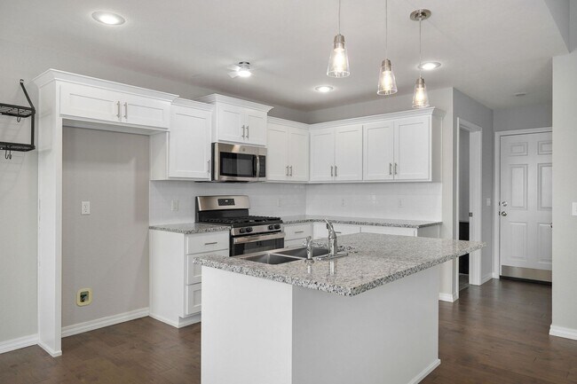 Building Photo - Modern 3 Bed / 2 Bath Home with Open Layout & Fenced Yard