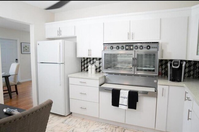 Building Photo - 1128 N 16th Ave