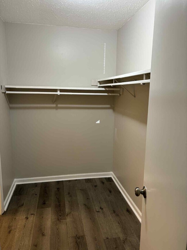 Building Photo - 405 Skyview Dr