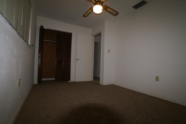 Building Photo - 4927 Victoria Dr