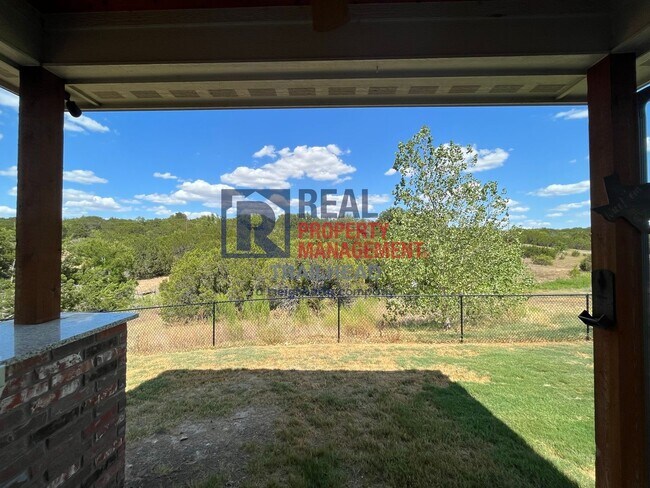 Building Photo - Amazing 3 Bed 2 Bath Home in Gated Lakesid...