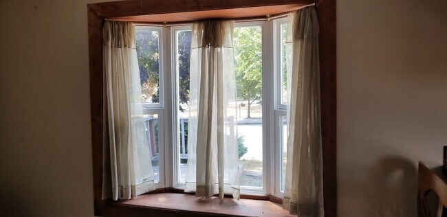 Building Photo - One Block to Lake Washington, Available Aug 1st