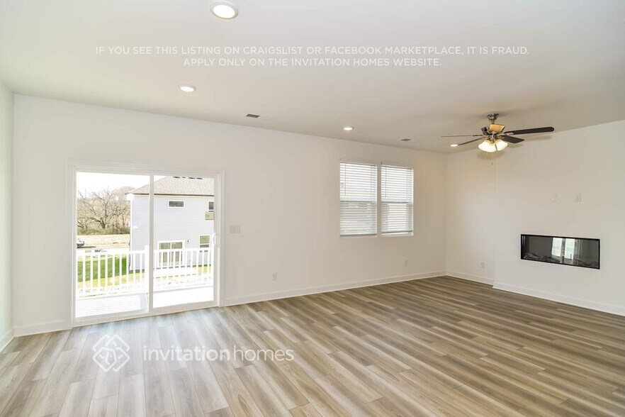 Building Photo - 195 E Millbrook Dr