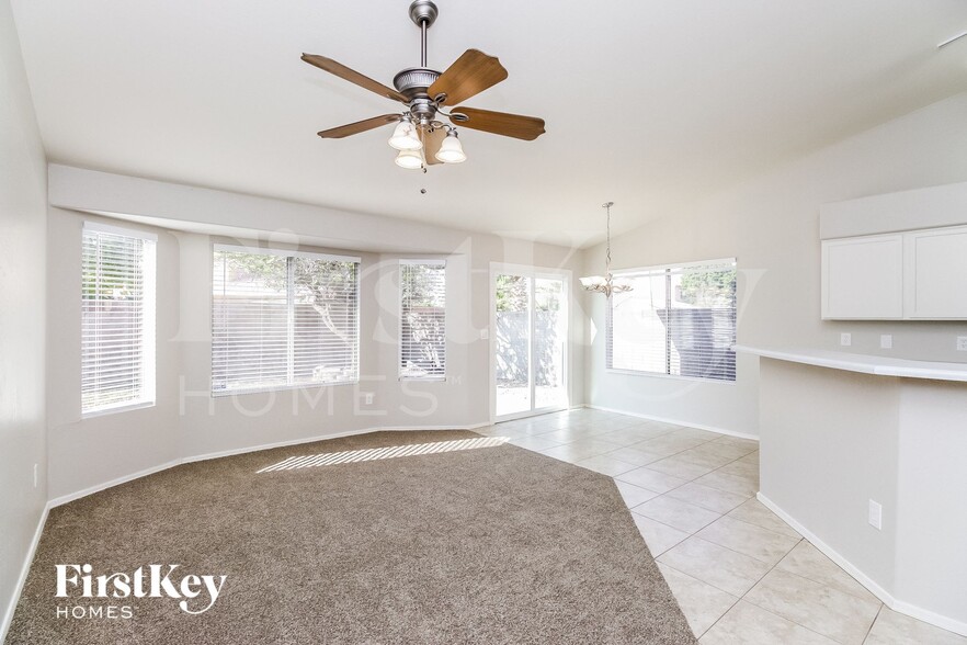 Building Photo - 902 S Ithica St