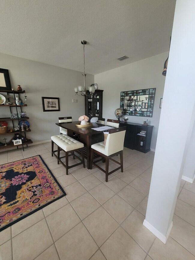Building Photo - OUTSTANDING LOCATION! SPACIOUS 4 BEDROOM P...