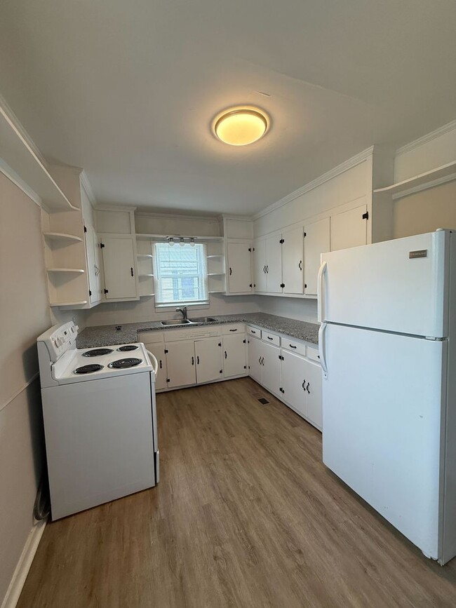 Building Photo - MUST SEE!!  2 Bedroom, 1 Bath  Home in Talladega!