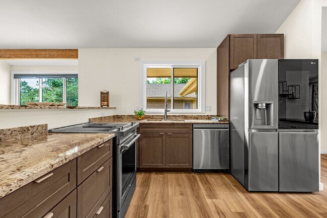 Building Photo - Fully Furnished Executive Townhome in Kiss...