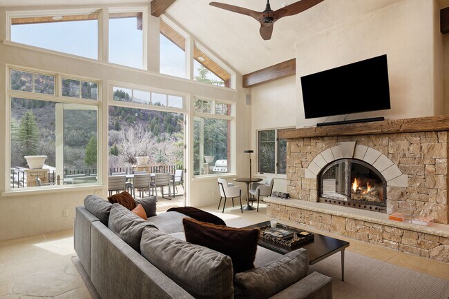 Building Photo - 75 Glen Eagle Dr