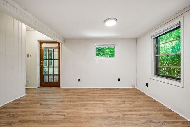 Building Photo - 212 Barclay Rd