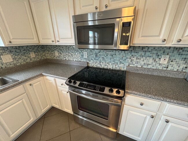 Building Photo - 696 Wyndhurst Dr