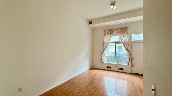 Building Photo - Urban Oasis on Valencia St – 2BR/1BA with ...