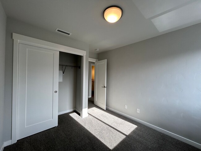 Building Photo - Modern 3 Bed, 2.5 Bath Townhouse for Rent!