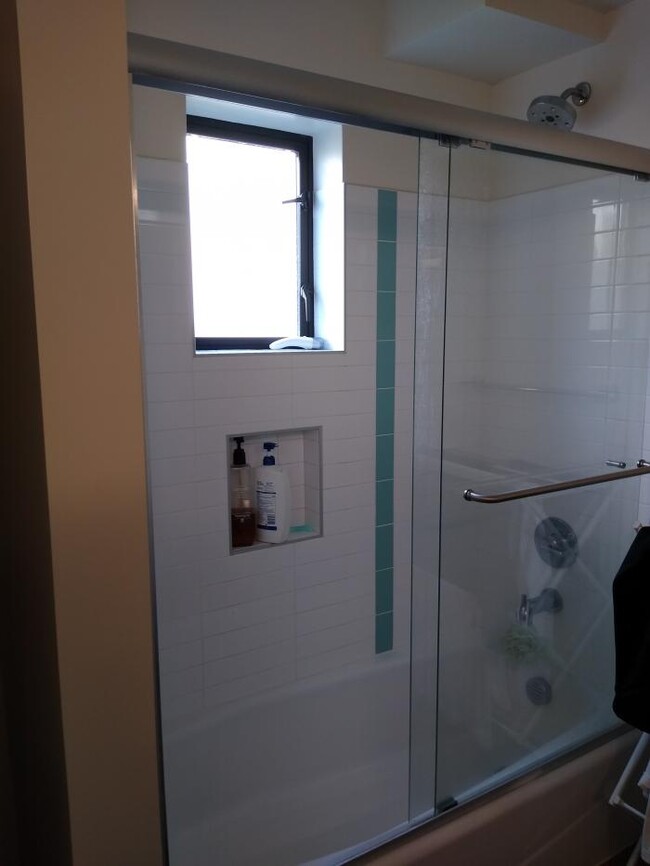 Building Photo - 1 bedroom in Los Angeles CA 90057