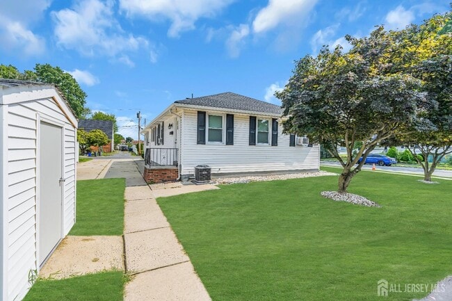 Building Photo - 1067 Riverton St