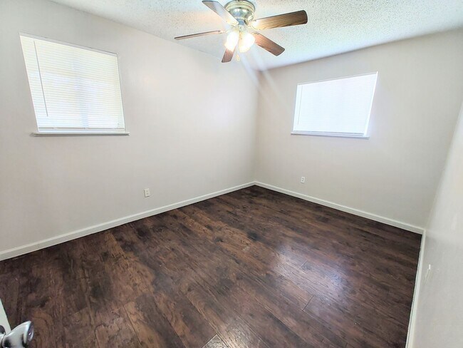 Building Photo - Charming 3 Bedroom Home
