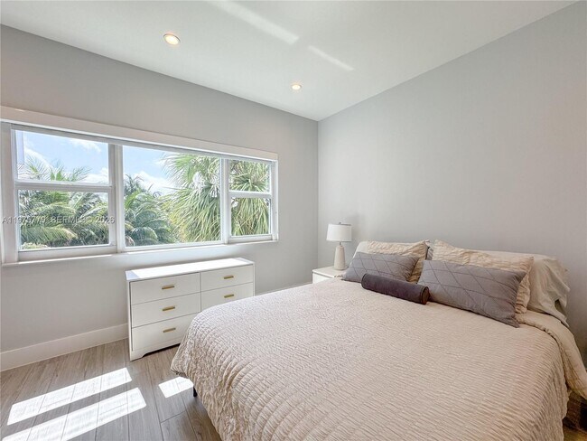 Building Photo - 4925 Collins Ave