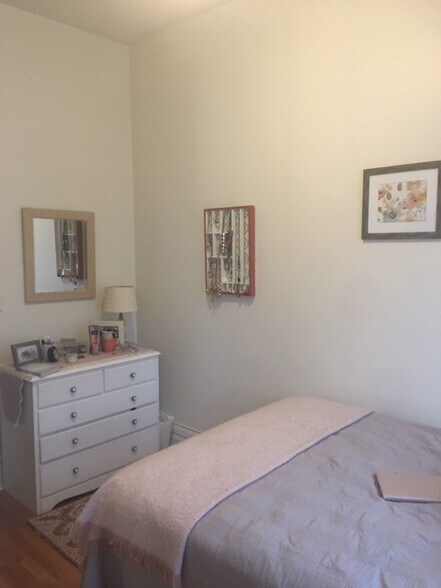 Front Bedroom - 2129 W Potomac Ave