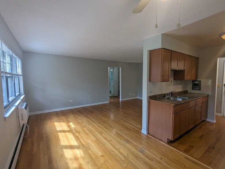 Building Photo - 502 W Briar Pl
