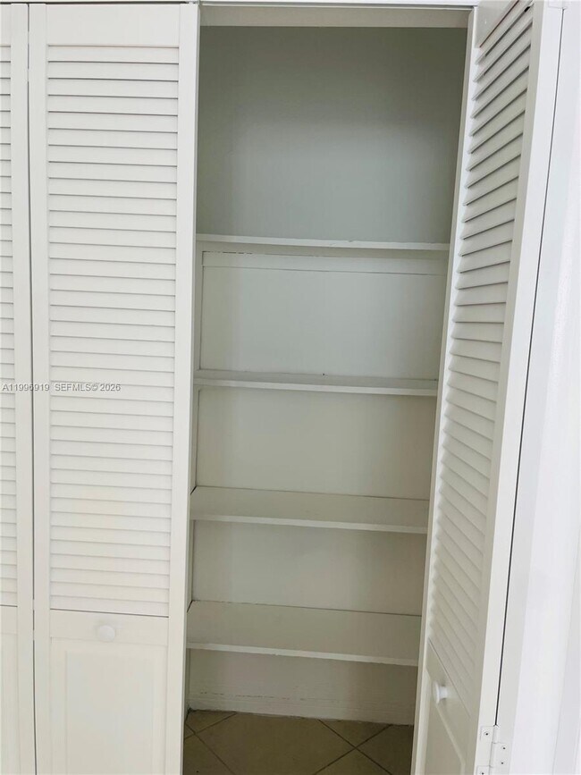 Building Photo - 11945 NE 19th Dr