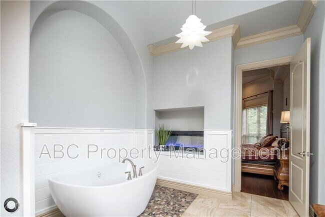 Building Photo - 5106 Sloan Cir